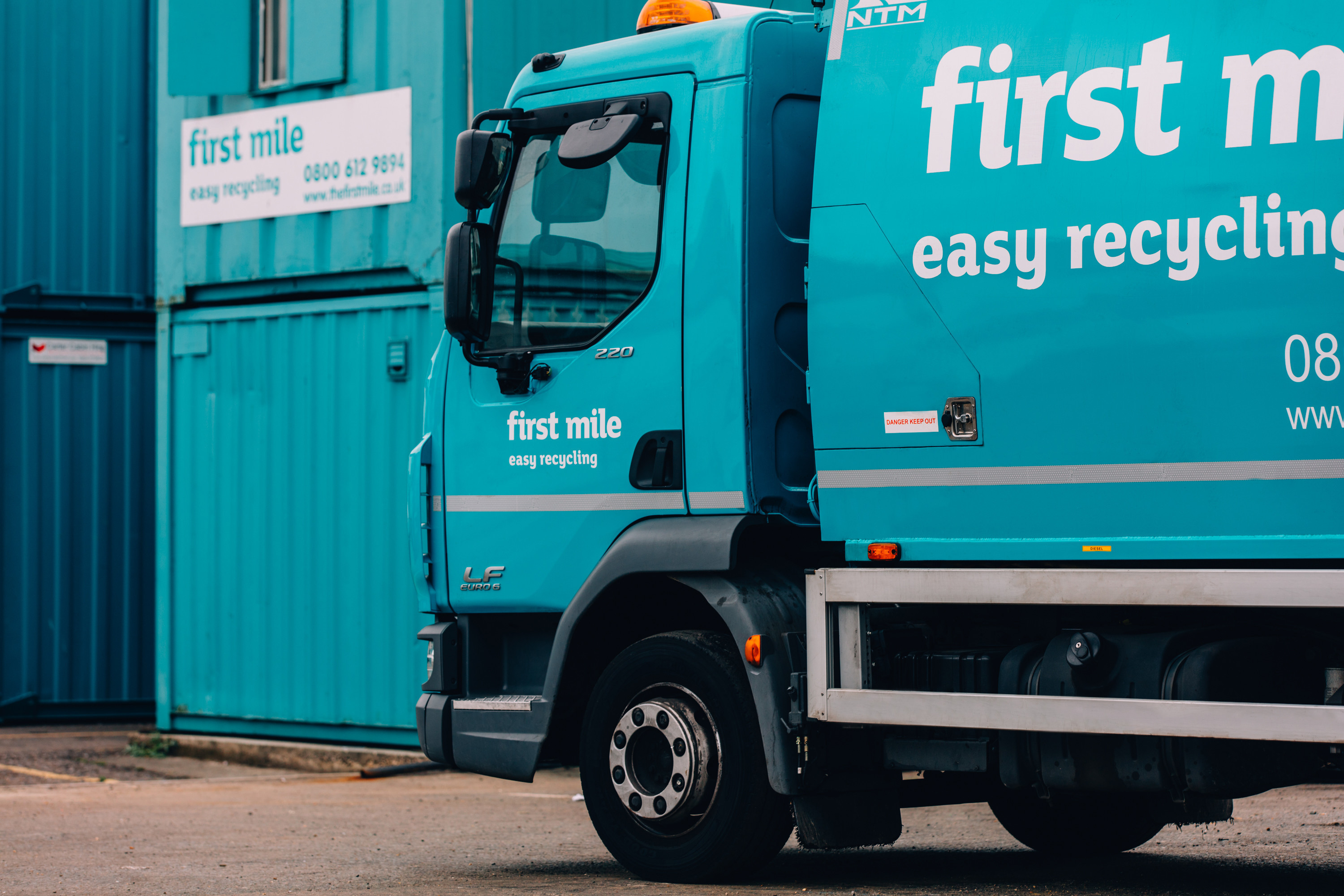 Omslagfoto van First Mile