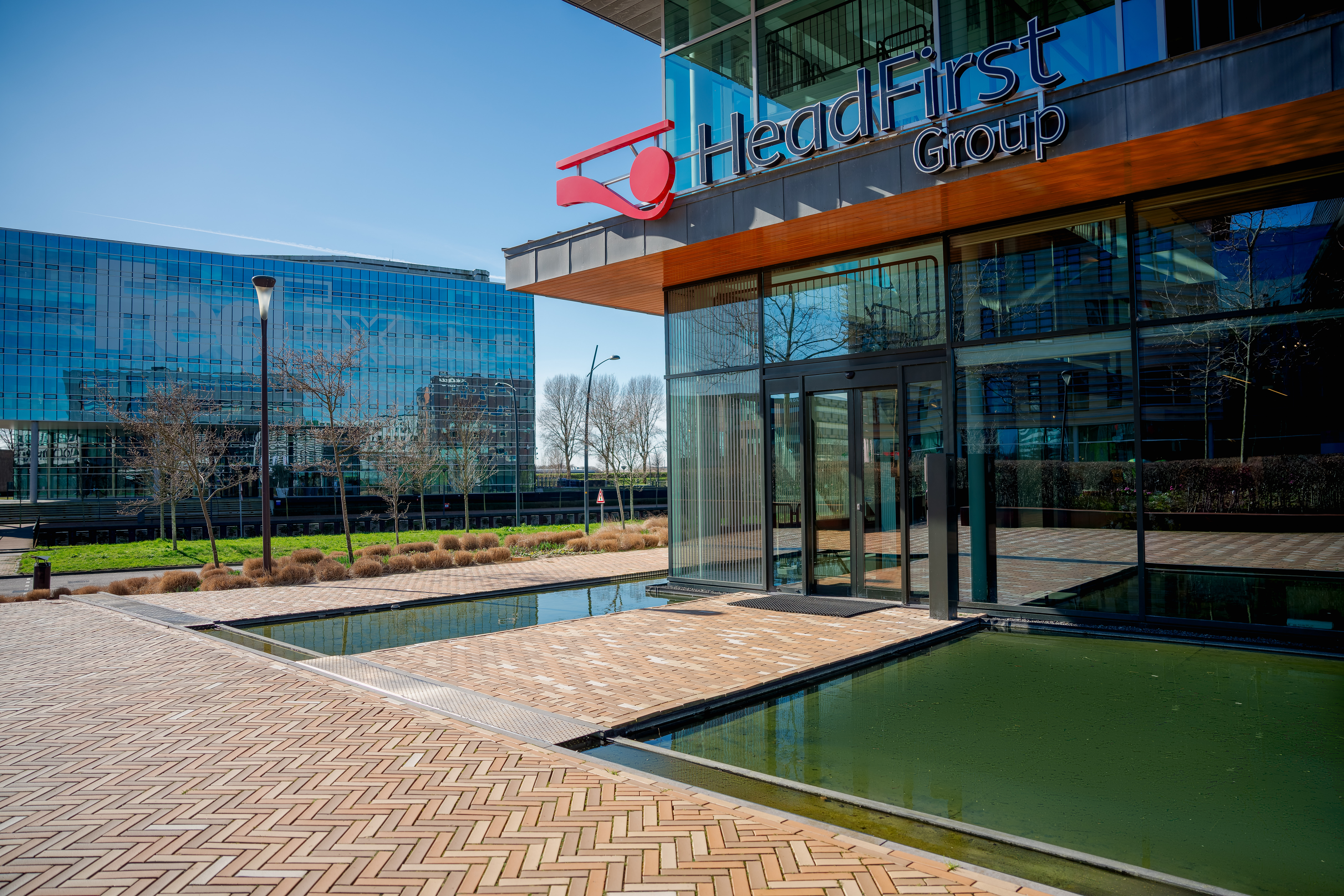 Omslagfoto van Headfirst Group