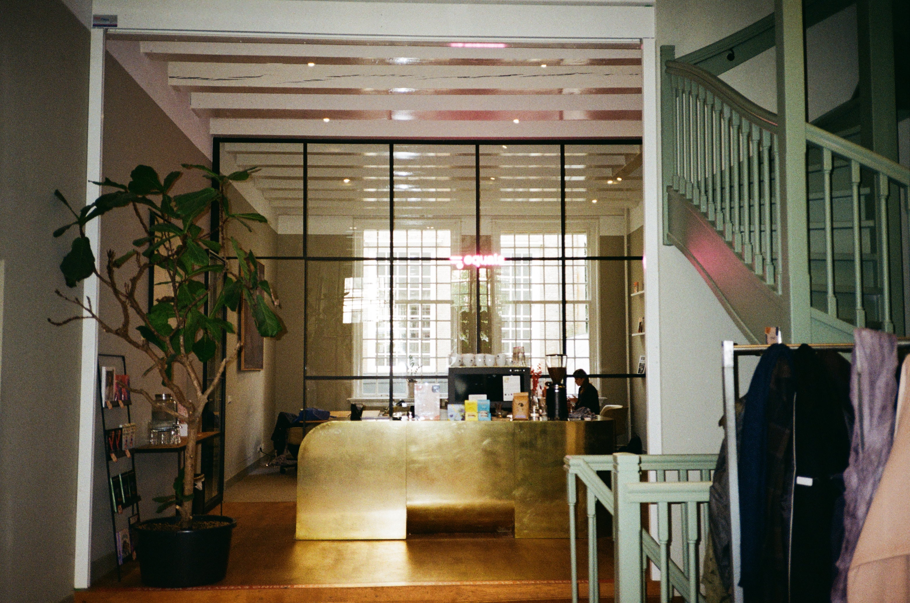 Omslagfoto van Equals