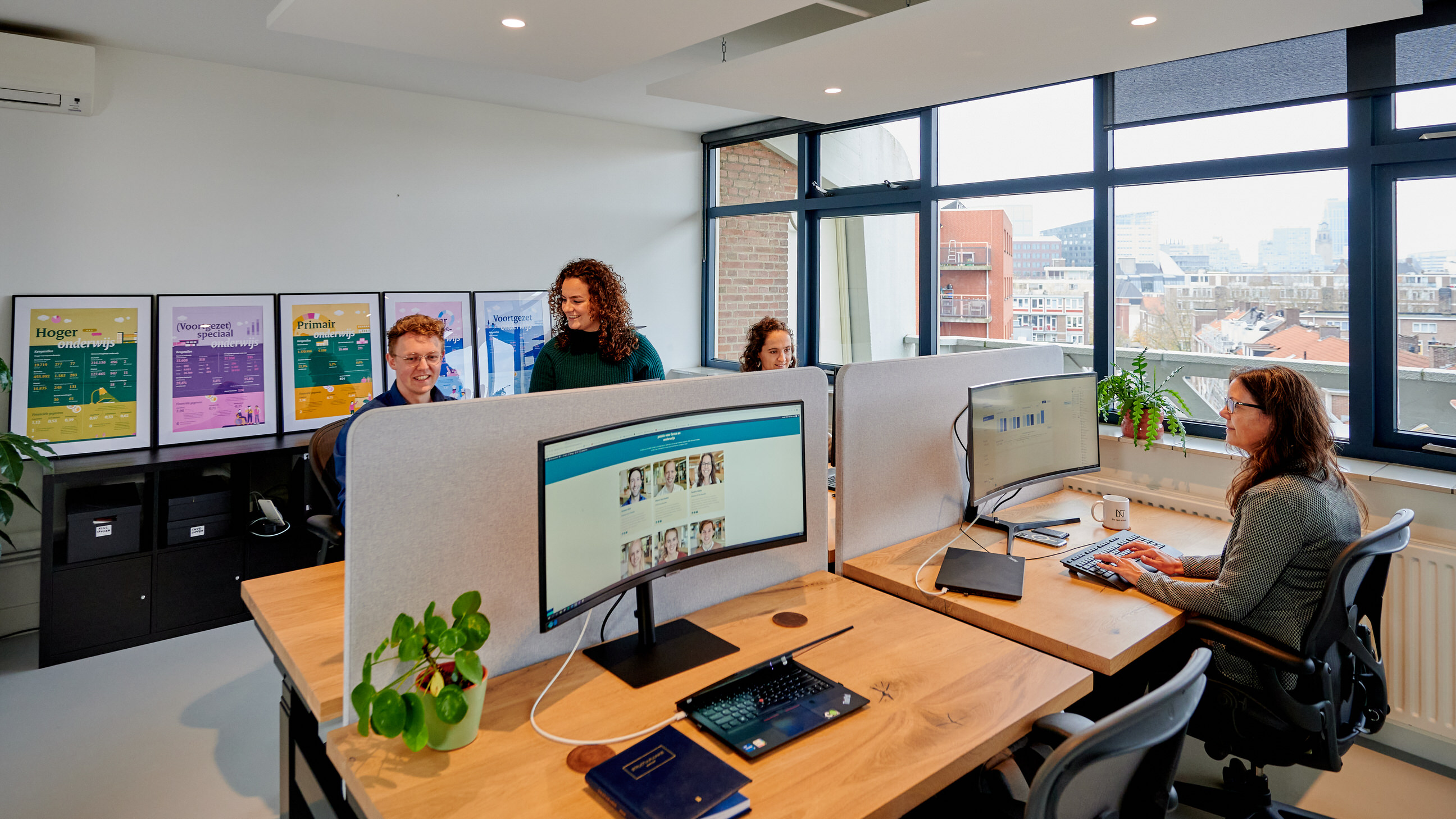 Omslagfoto van The Next School