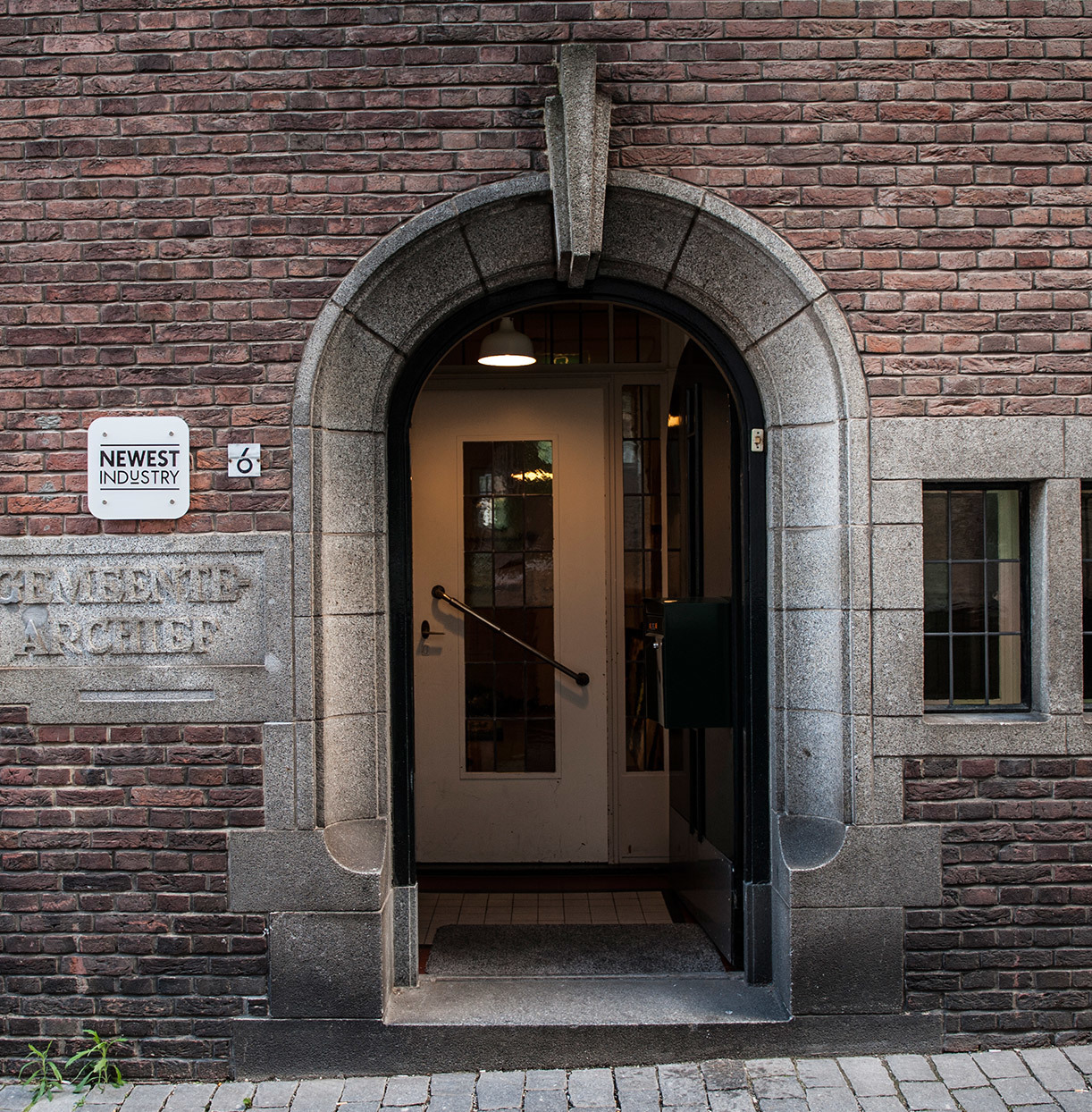 Omslagfoto van Newest Industry