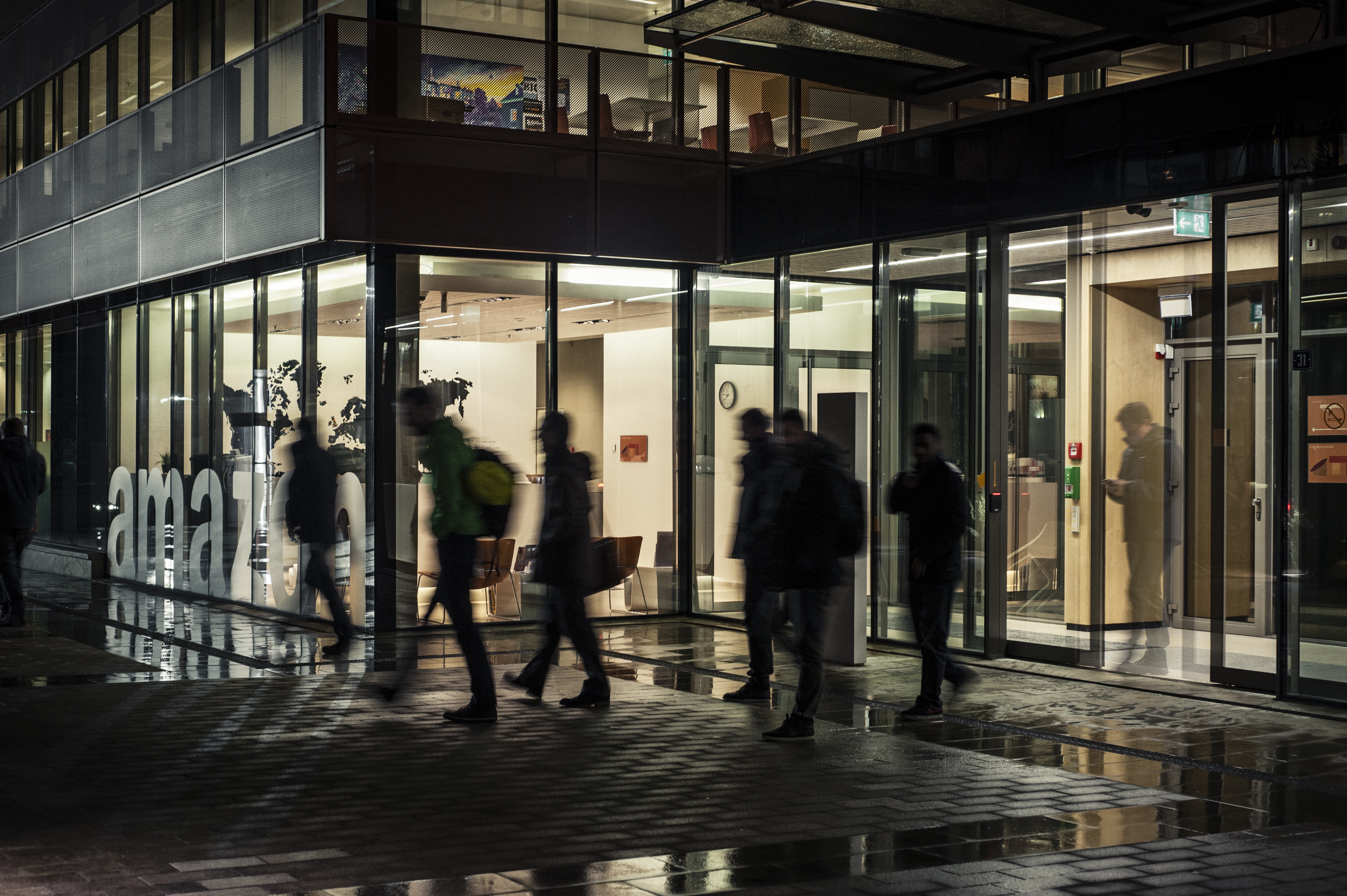 Omslagfoto van Amazon LUX